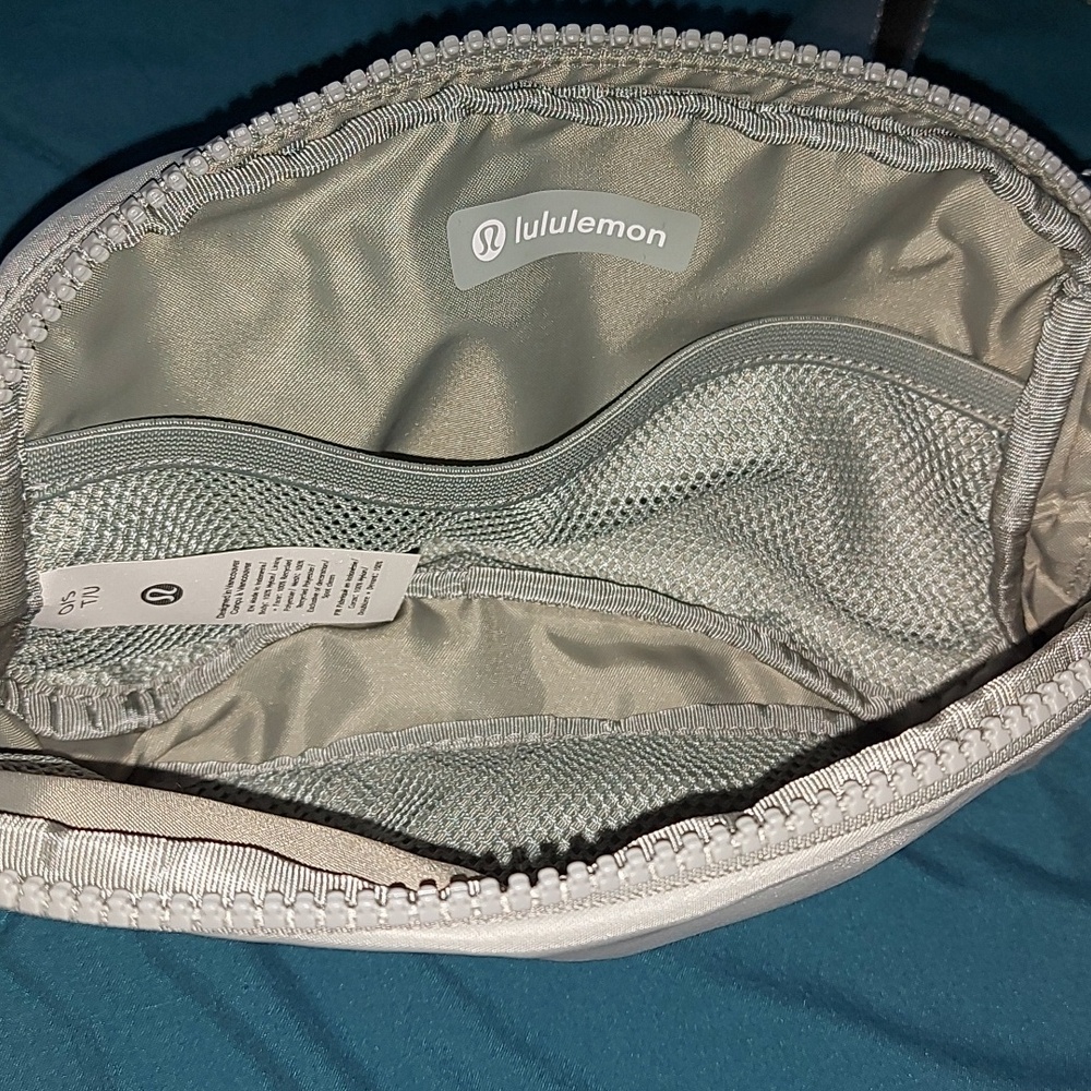 Lululemon Everywhere Belt Bag - Picture 6 of 9